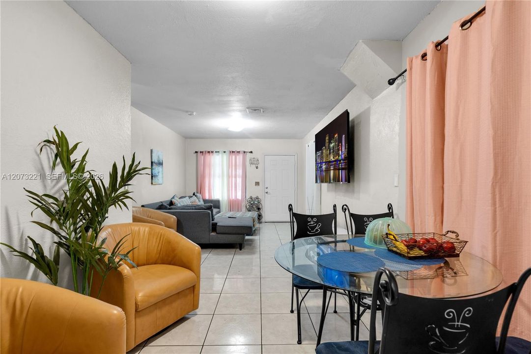 For Sale: $470,000 (3 beds, 2 baths, 955 Square Feet)
