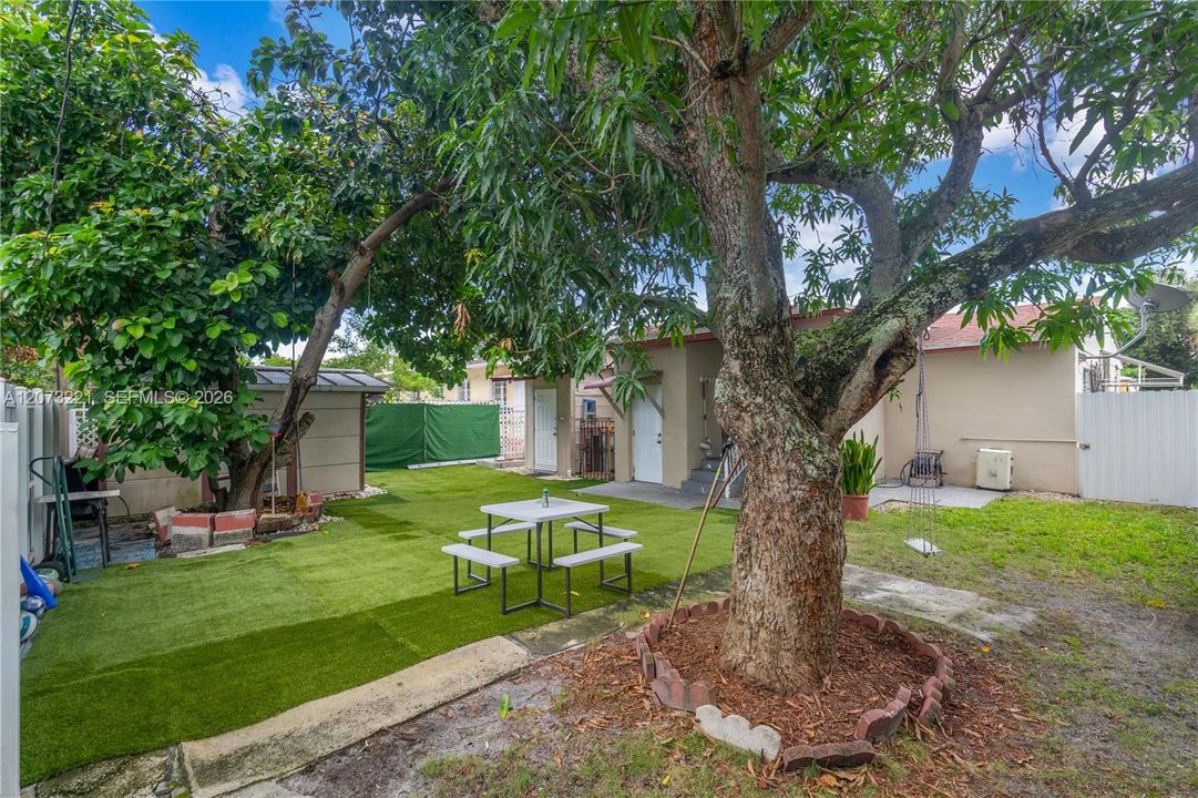 For Sale: $470,000 (3 beds, 2 baths, 955 Square Feet)