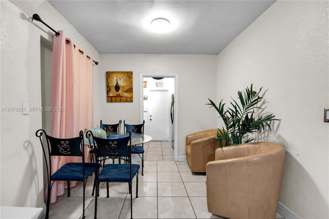For Sale: $470,000 (3 beds, 2 baths, 955 Square Feet)