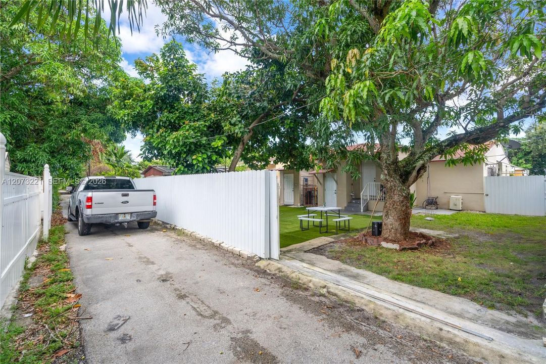 For Sale: $470,000 (3 beds, 2 baths, 955 Square Feet)