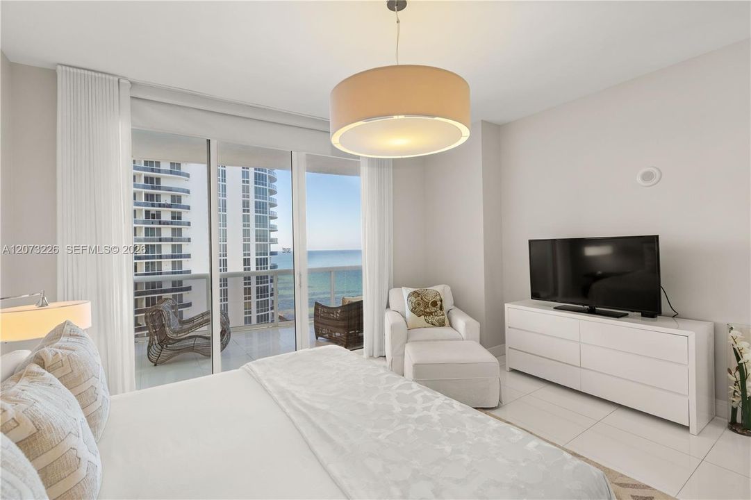 For Rent: $11,998 (3 beds, 3 baths, 1974 Square Feet)