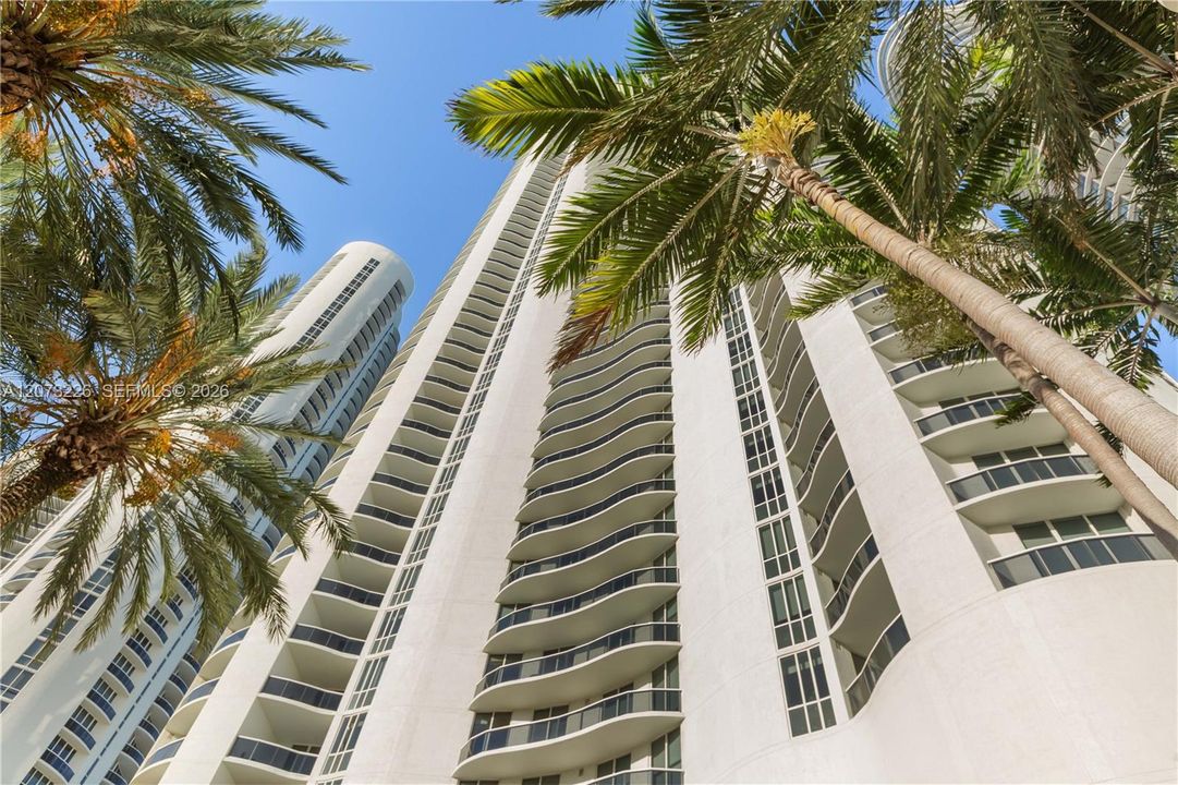 For Rent: $11,998 (3 beds, 3 baths, 1974 Square Feet)
