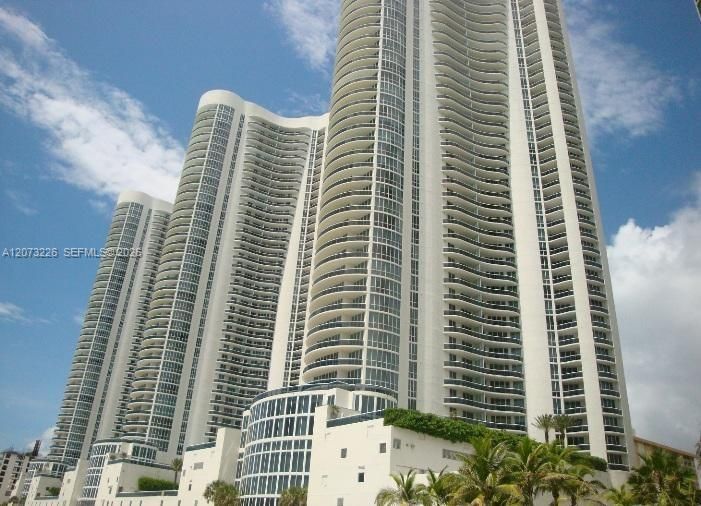 For Rent: $11,998 (3 beds, 3 baths, 1974 Square Feet)