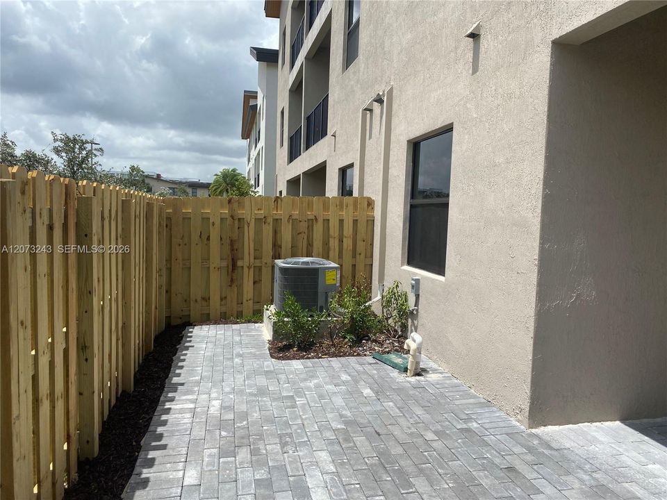 For Rent: $3,300 (2 beds, 2 baths, 1135 Square Feet)