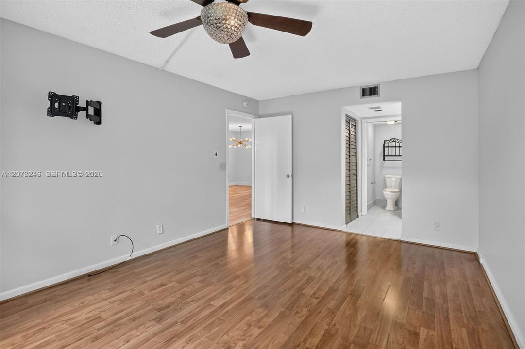 For Sale: $200,000 (2 beds, 2 baths, 1192 Square Feet)