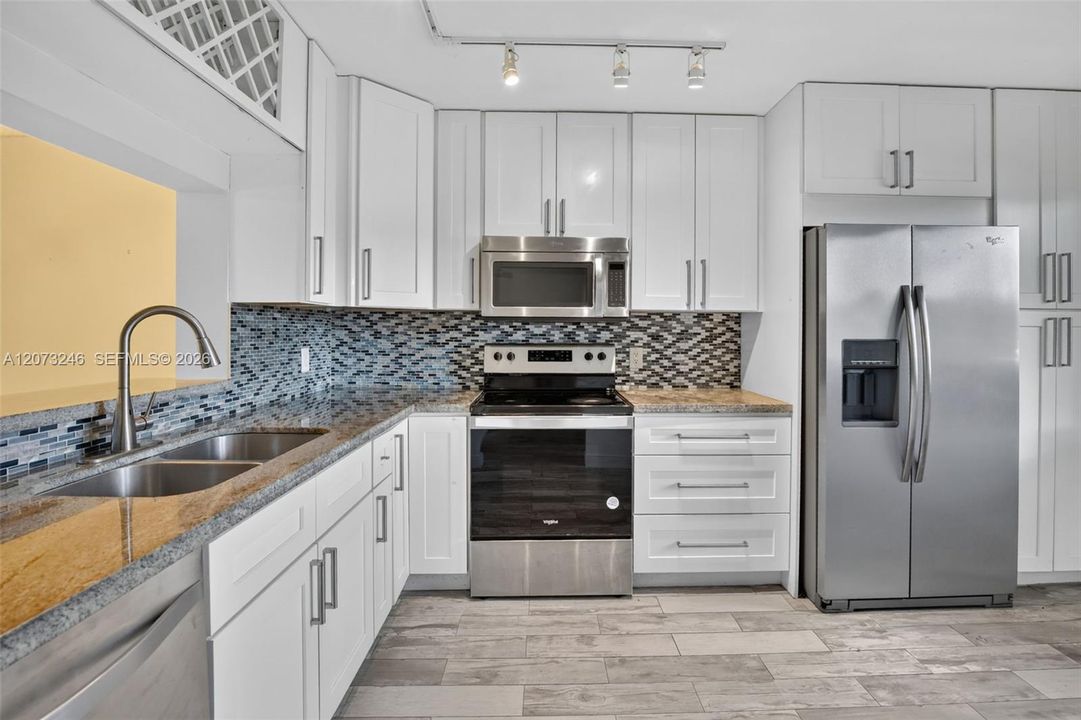 For Sale: $200,000 (2 beds, 2 baths, 1192 Square Feet)