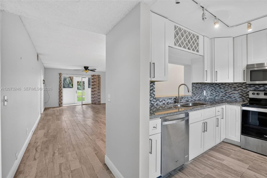 For Sale: $200,000 (2 beds, 2 baths, 1192 Square Feet)