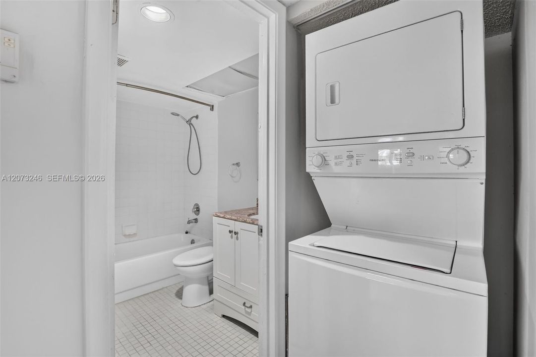 For Sale: $200,000 (2 beds, 2 baths, 1192 Square Feet)