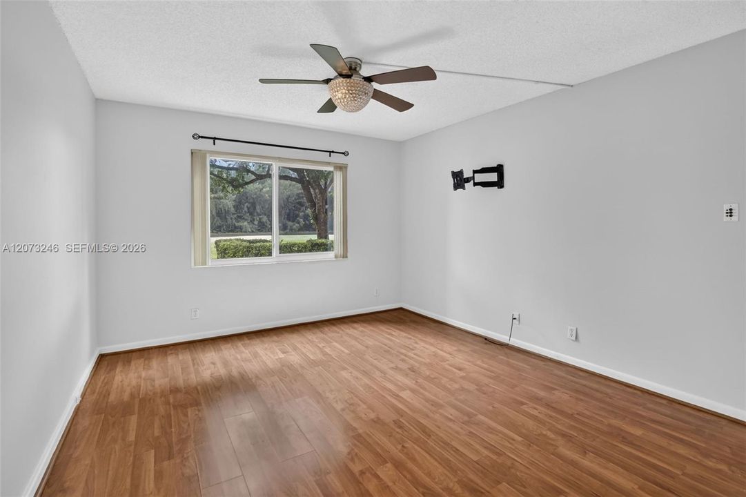 For Sale: $200,000 (2 beds, 2 baths, 1192 Square Feet)