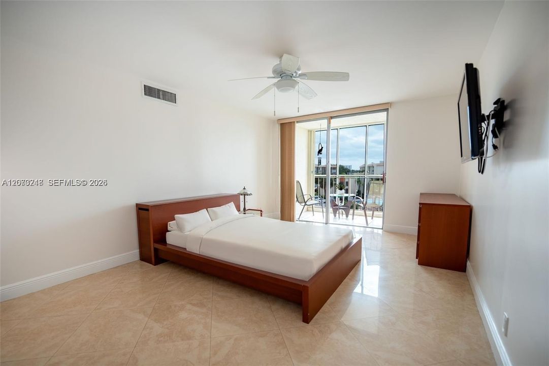 For Rent: $2,599 (2 beds, 2 baths, 1210 Square Feet)