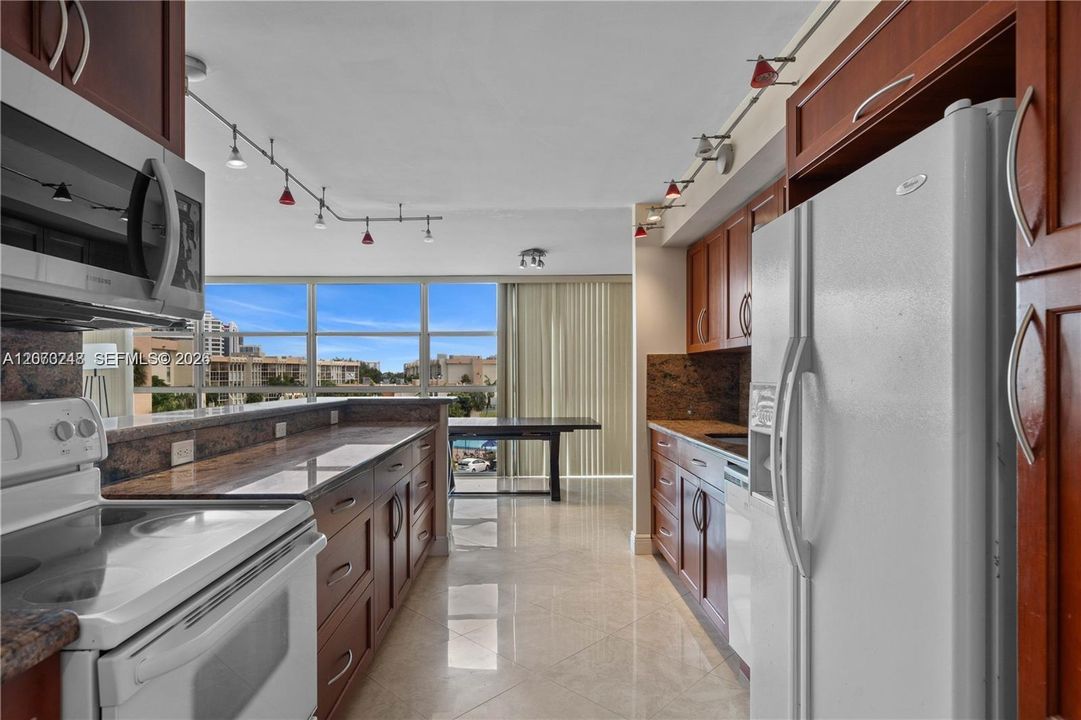 For Rent: $2,599 (2 beds, 2 baths, 1210 Square Feet)