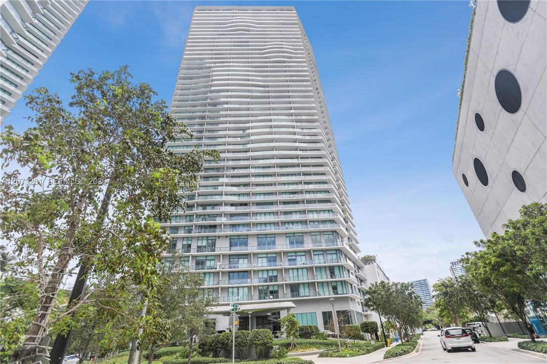 For Sale: $639,900 (2 beds, 2 baths, 1084 Square Feet)