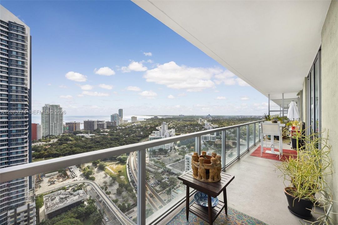 For Sale: $599,000 (2 beds, 2 baths, 1013 Square Feet)