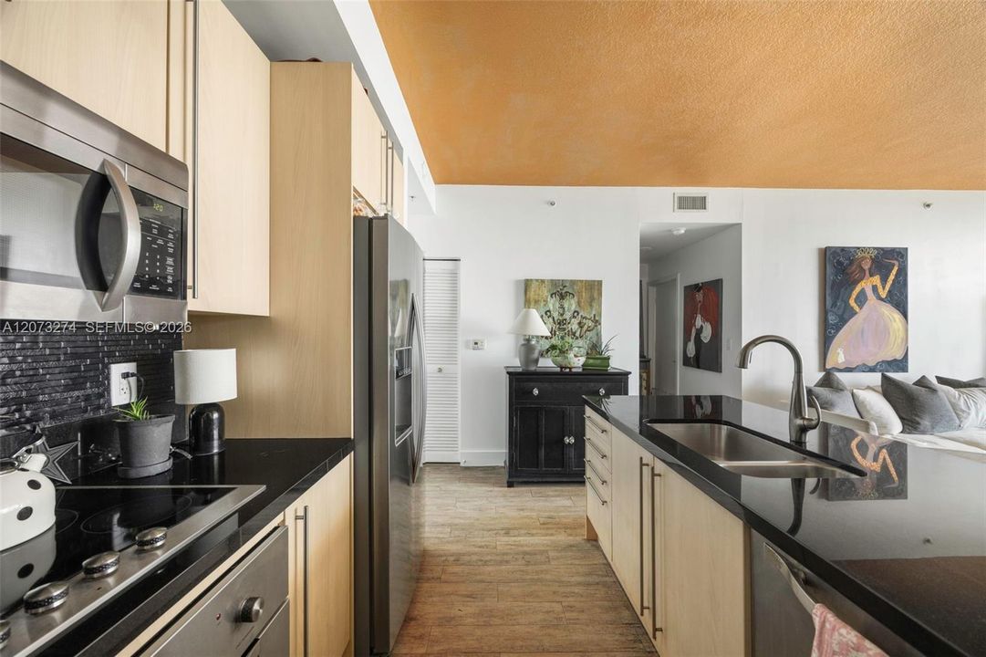 For Sale: $599,000 (2 beds, 2 baths, 1013 Square Feet)