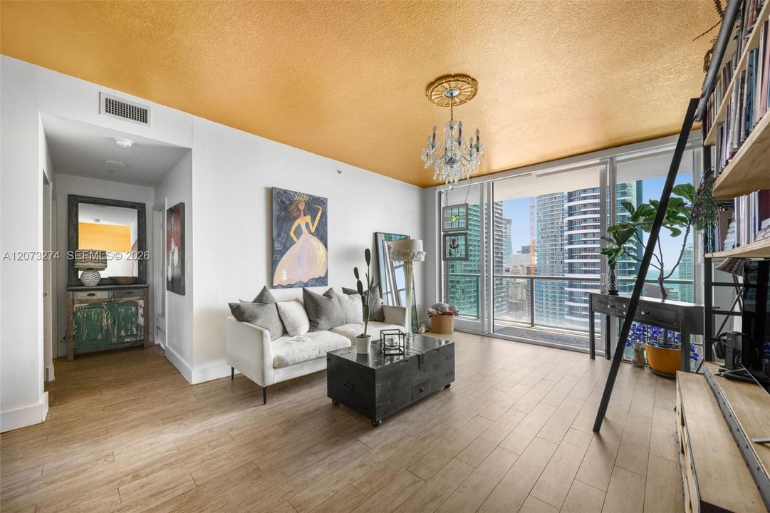 For Sale: $599,000 (2 beds, 2 baths, 1013 Square Feet)