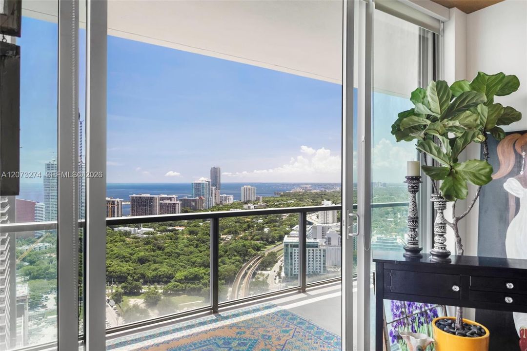 For Sale: $599,000 (2 beds, 2 baths, 1013 Square Feet)