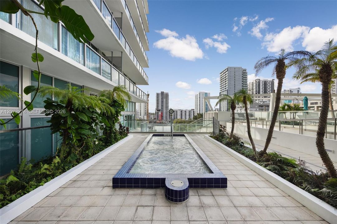 For Sale: $599,000 (2 beds, 2 baths, 1013 Square Feet)