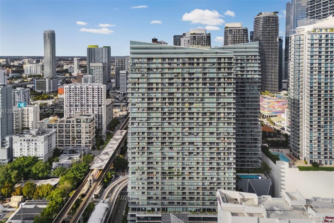 For Sale: $599,000 (2 beds, 2 baths, 1013 Square Feet)