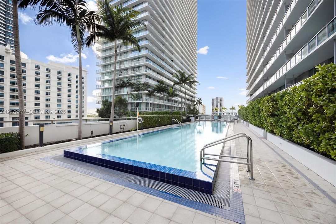 For Sale: $599,000 (2 beds, 2 baths, 1013 Square Feet)