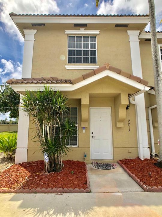 For Rent: $2,600 (2 beds, 2 baths, 1120 Square Feet)
