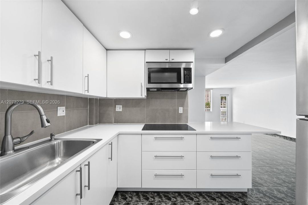 For Rent: $1,800 (1 beds, 1 baths, 735 Square Feet)