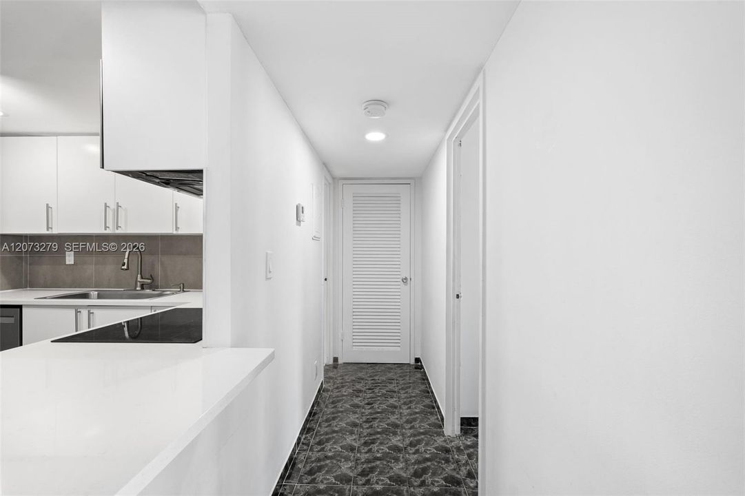 For Rent: $1,800 (1 beds, 1 baths, 735 Square Feet)