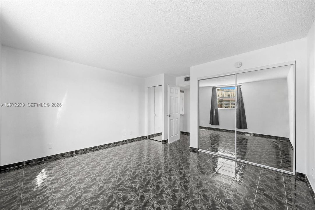 For Rent: $1,800 (1 beds, 1 baths, 735 Square Feet)