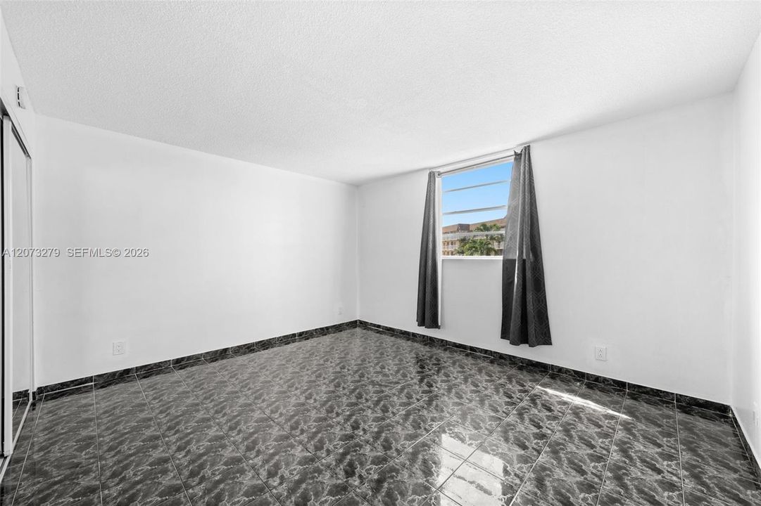 For Rent: $1,800 (1 beds, 1 baths, 735 Square Feet)