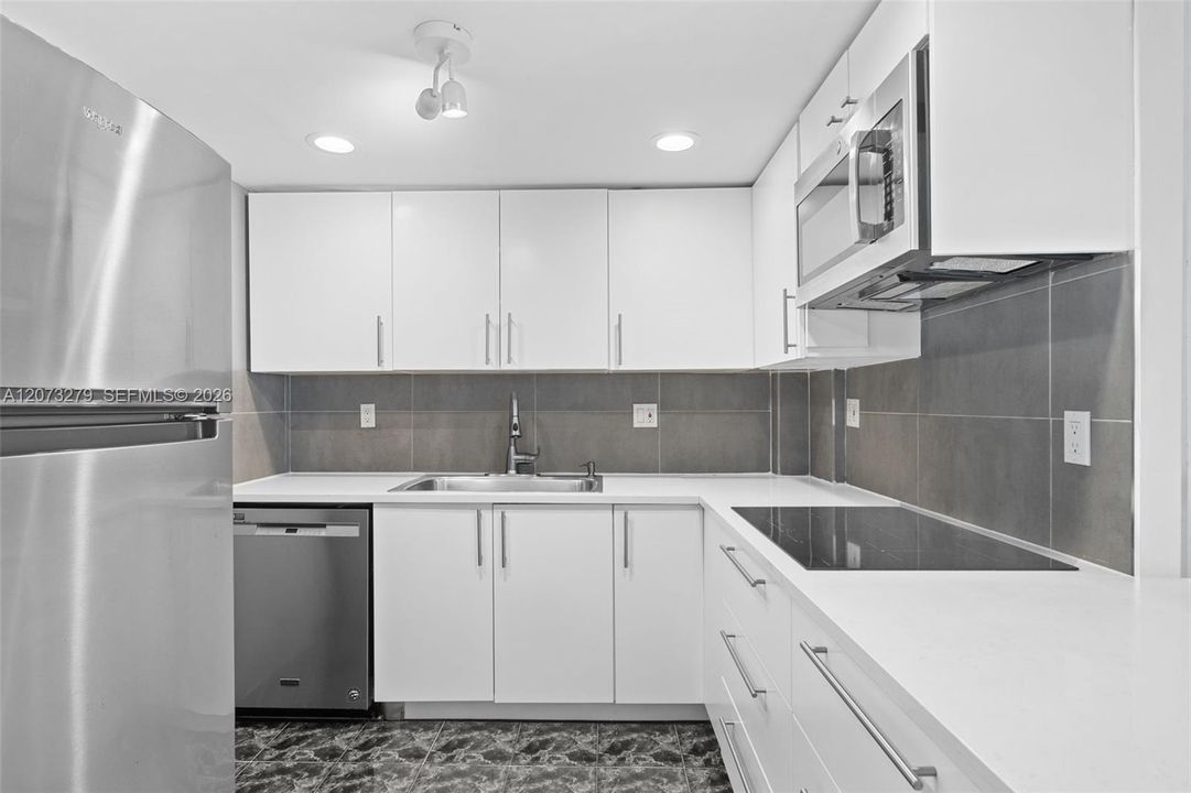 For Rent: $1,800 (1 beds, 1 baths, 735 Square Feet)