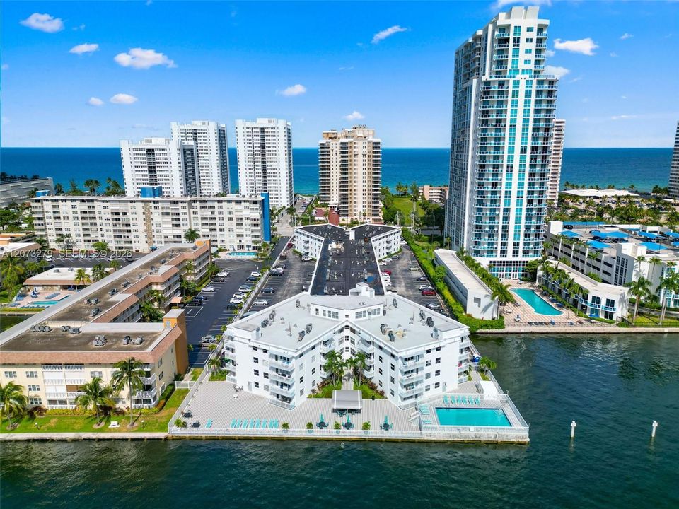 For Rent: $1,800 (1 beds, 1 baths, 735 Square Feet)