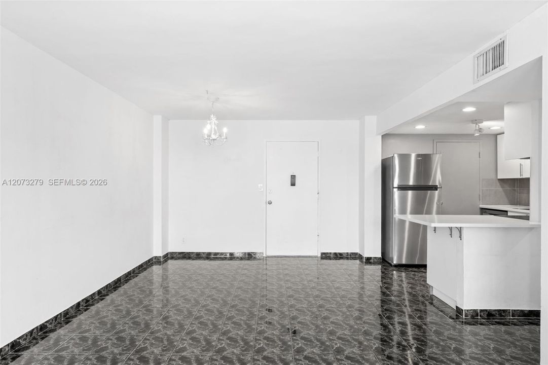 For Rent: $1,800 (1 beds, 1 baths, 735 Square Feet)