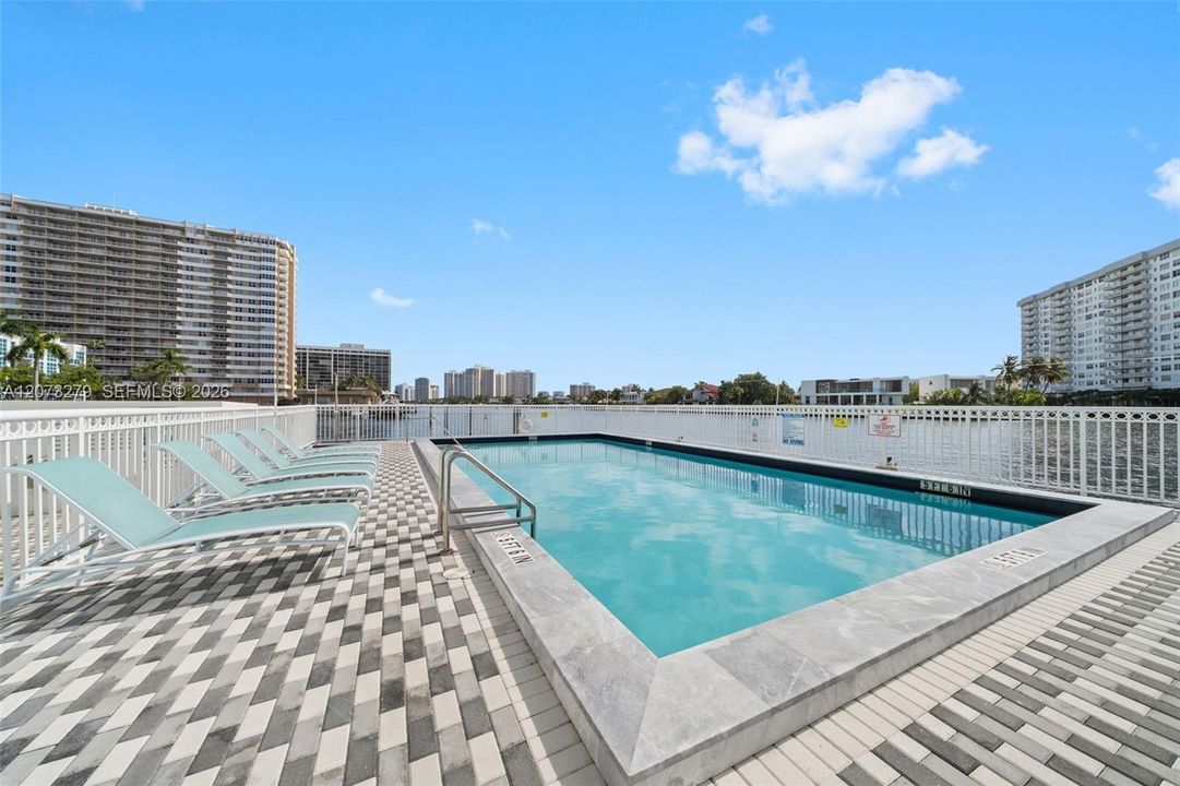 For Rent: $1,800 (1 beds, 1 baths, 735 Square Feet)