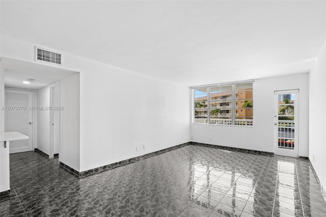 For Rent: $1,800 (1 beds, 1 baths, 735 Square Feet)