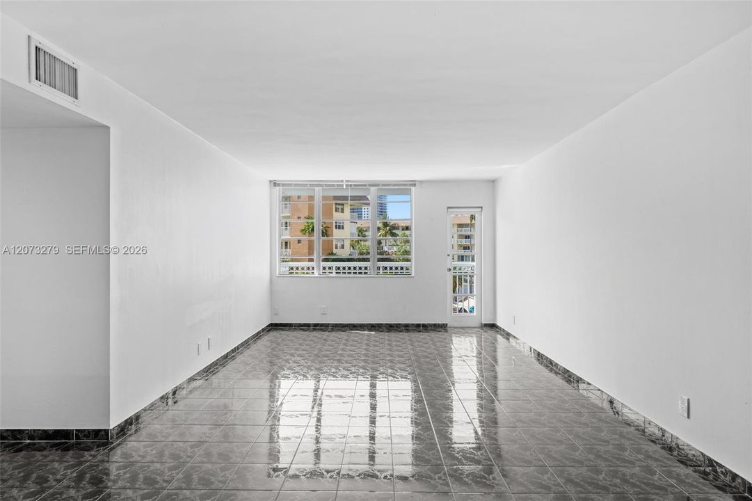 For Rent: $1,800 (1 beds, 1 baths, 735 Square Feet)