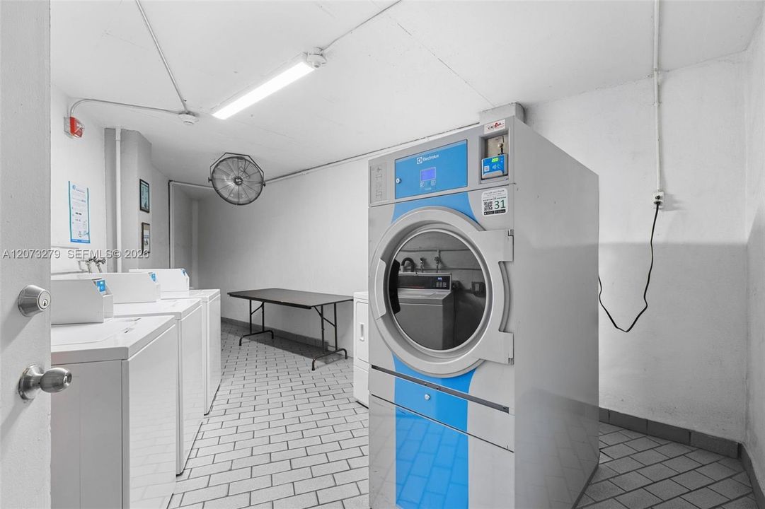 For Rent: $1,800 (1 beds, 1 baths, 735 Square Feet)