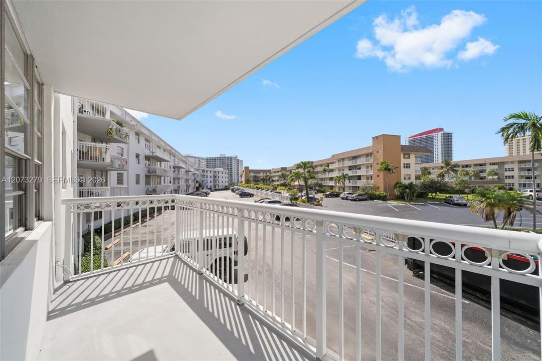 For Rent: $1,800 (1 beds, 1 baths, 735 Square Feet)