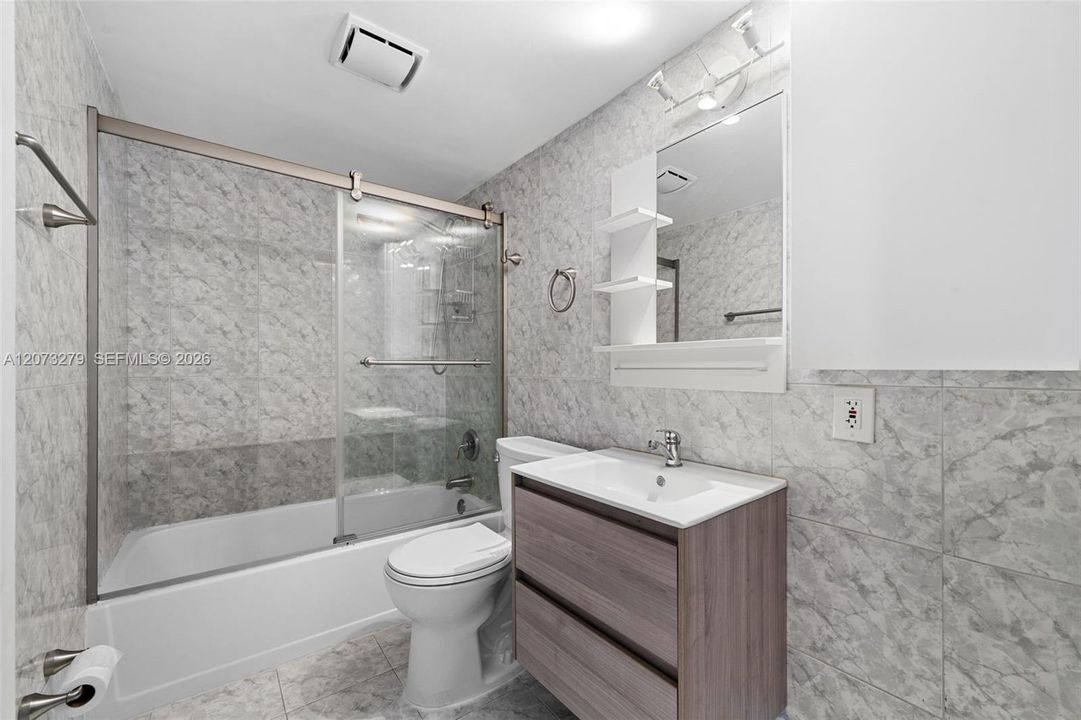 For Rent: $1,800 (1 beds, 1 baths, 735 Square Feet)