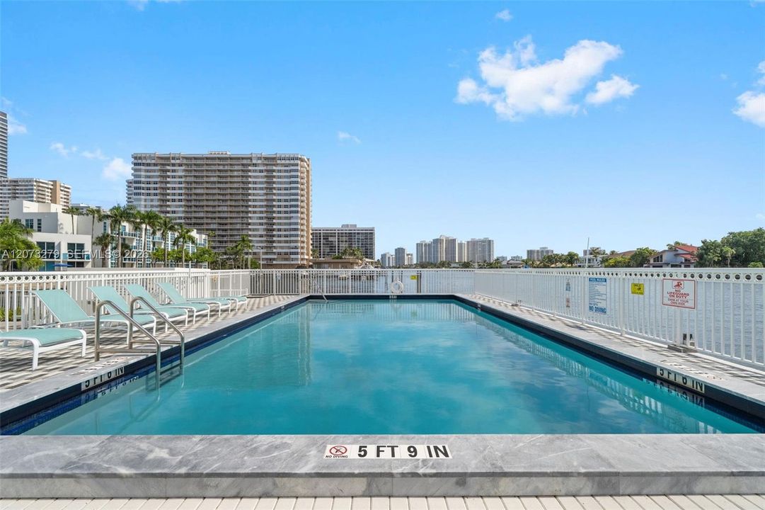 For Rent: $1,800 (1 beds, 1 baths, 735 Square Feet)