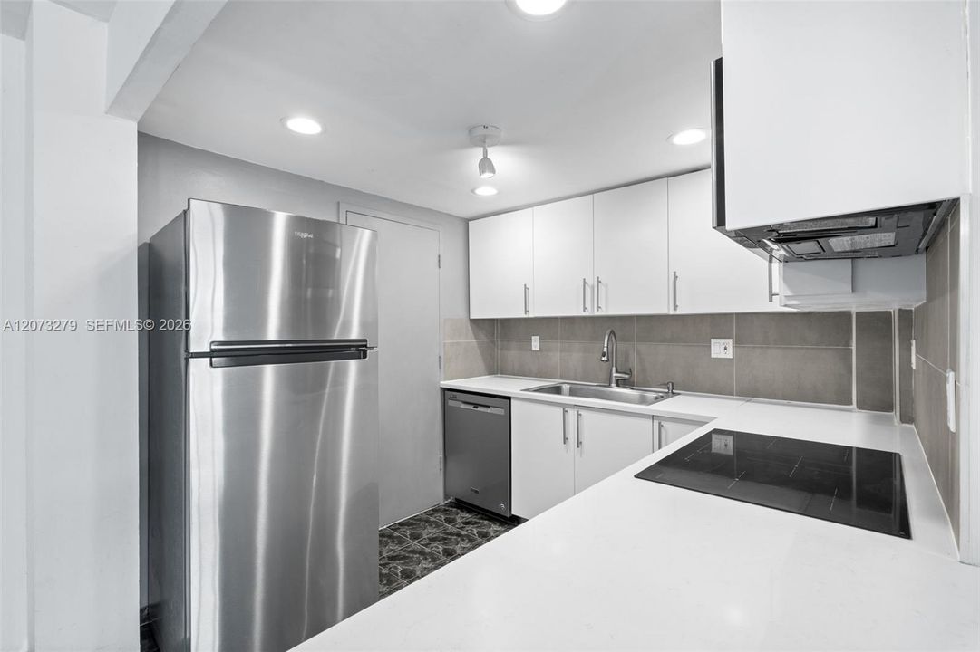 For Rent: $1,800 (1 beds, 1 baths, 735 Square Feet)
