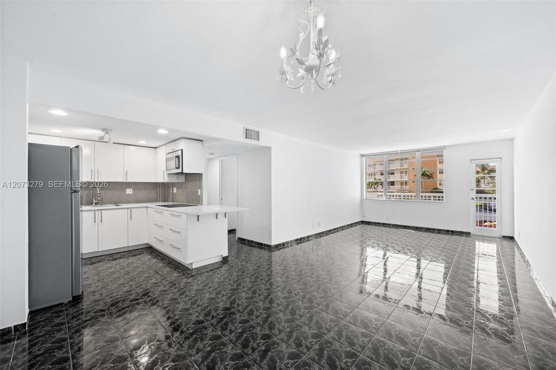 For Rent: $1,800 (1 beds, 1 baths, 735 Square Feet)