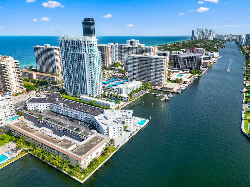 For Rent: $1,800 (1 beds, 1 baths, 735 Square Feet)