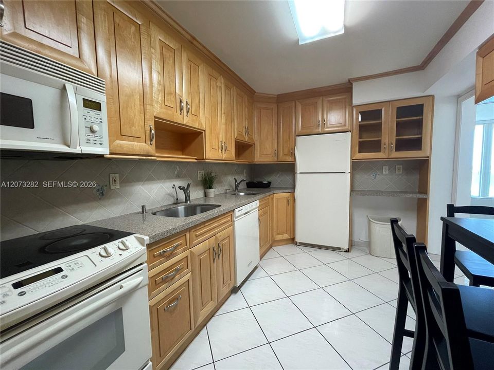 В аренду: $3,400 (2 спален, 2 ванн, 1225 Квадратных фут)