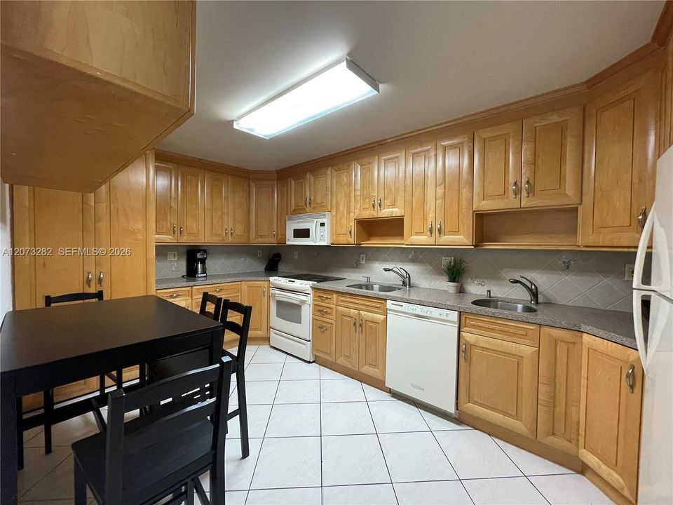 В аренду: $3,400 (2 спален, 2 ванн, 1225 Квадратных фут)