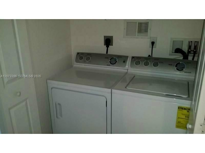 For Rent: $2,800 (3 beds, 2 baths, 1207 Square Feet)