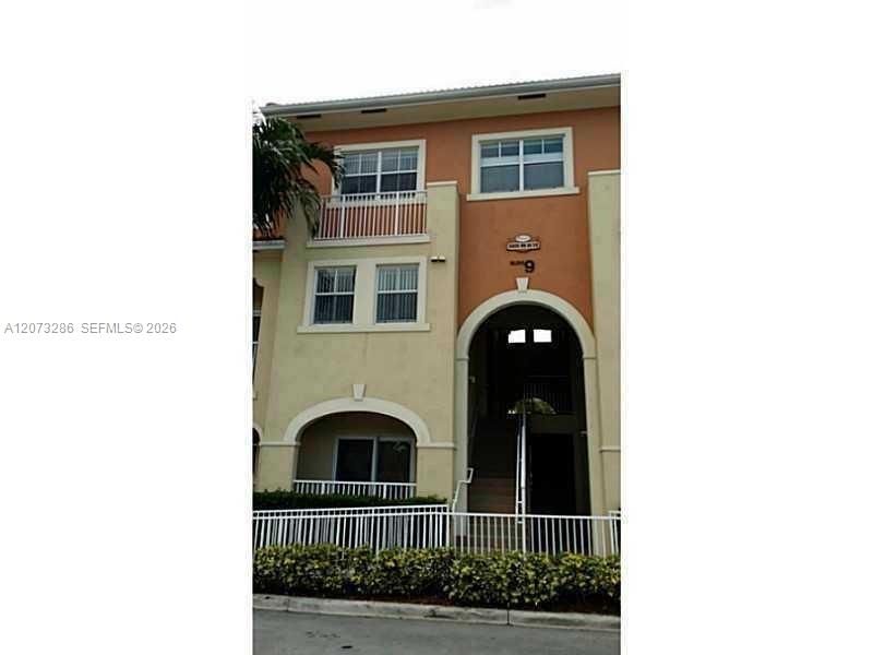 For Rent: $2,800 (3 beds, 2 baths, 1207 Square Feet)