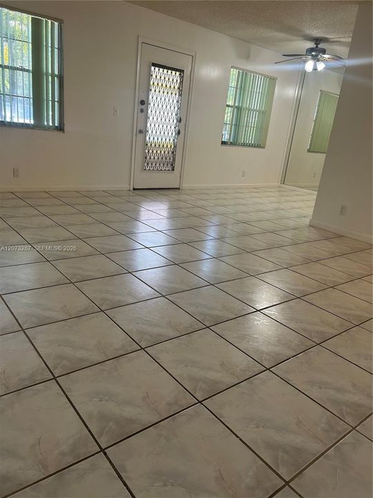 En Venta: $175,000 (2 camas, 2 baños, 933 Pies cuadrados)