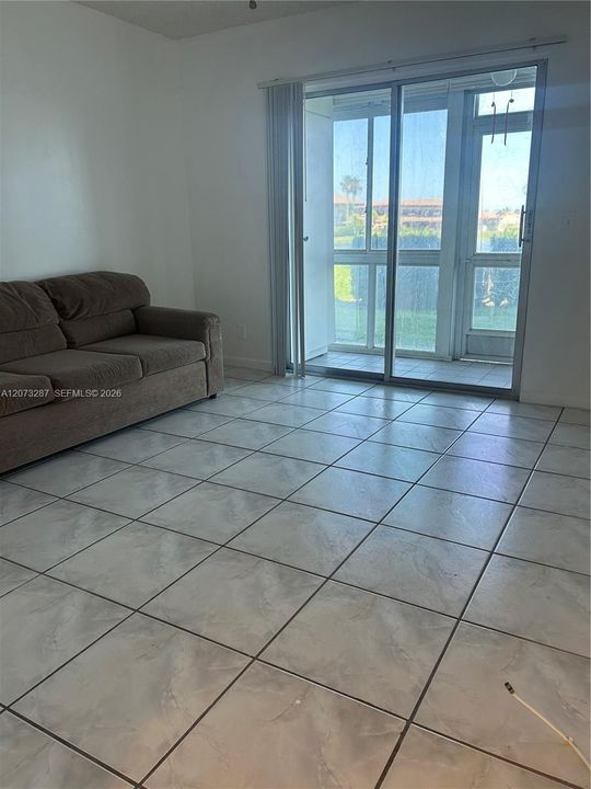 En Venta: $175,000 (2 camas, 2 baños, 933 Pies cuadrados)
