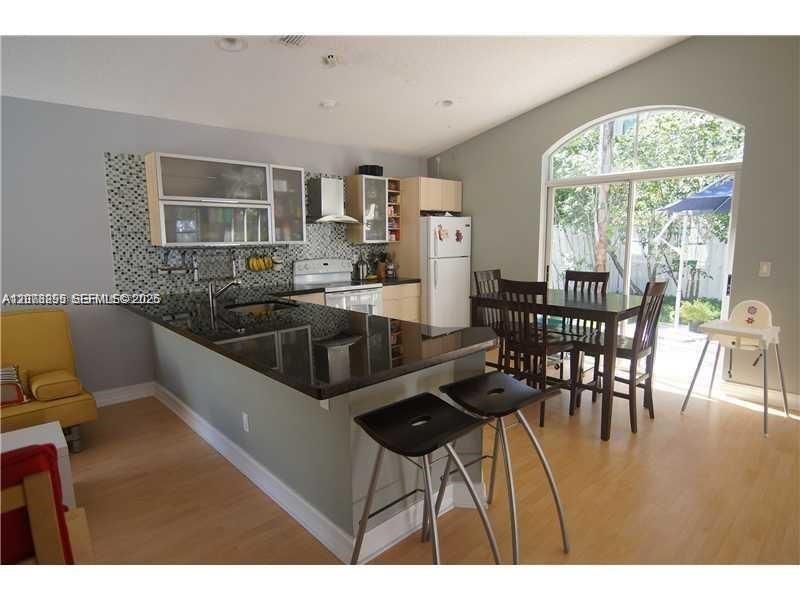 For Rent: $4,050 (4 beds, 2 baths, 1572 Square Feet)