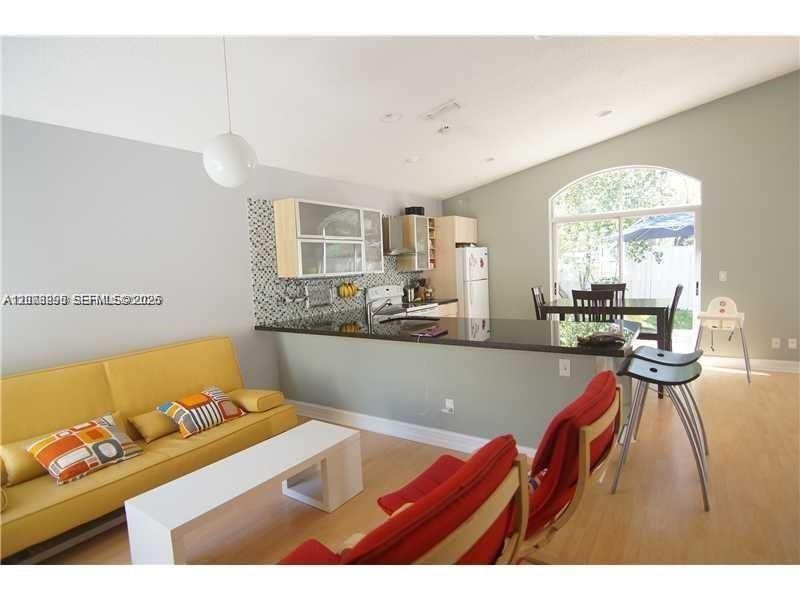 For Rent: $4,050 (4 beds, 2 baths, 1572 Square Feet)