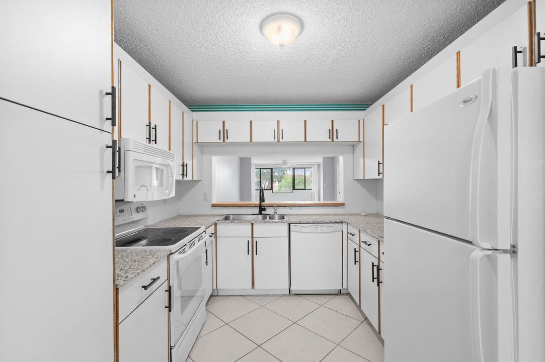 6-web-or-mls-10837 W Clairmont Cir #208